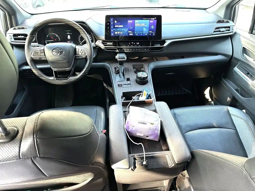 Toyota Sienna — миниатюра 4