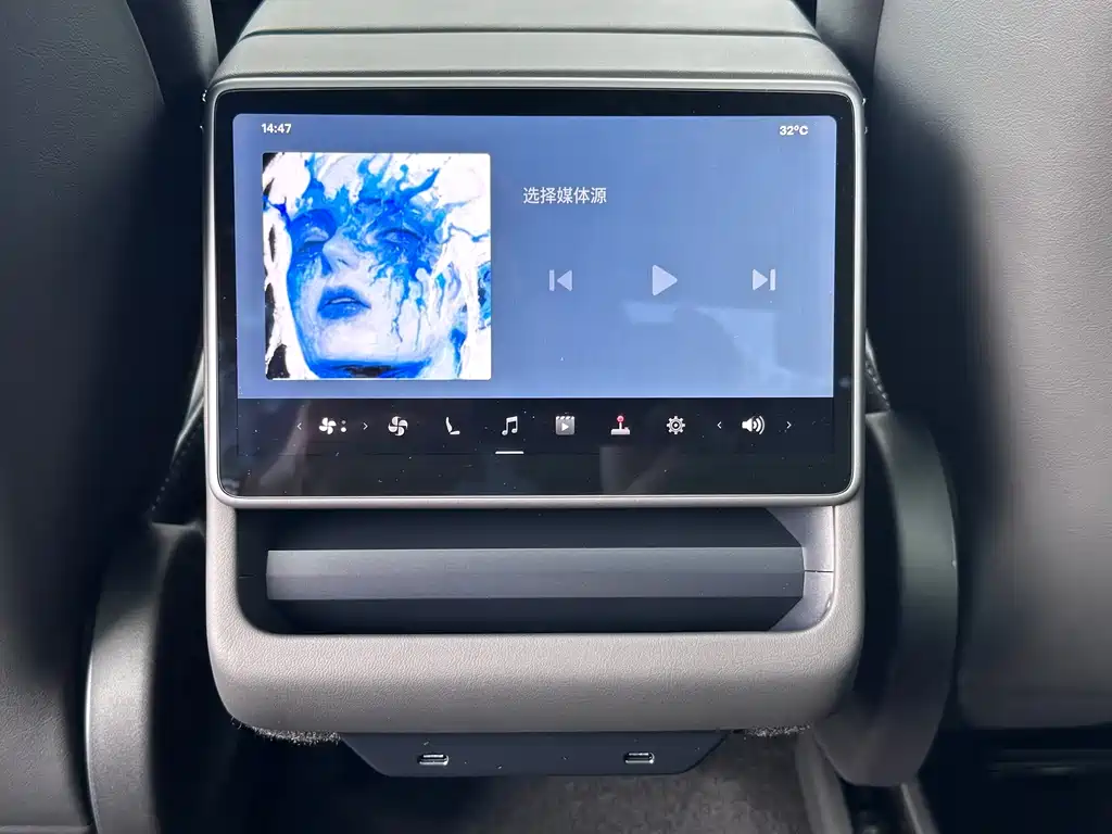 Tesla Model Y — миниатюра 15