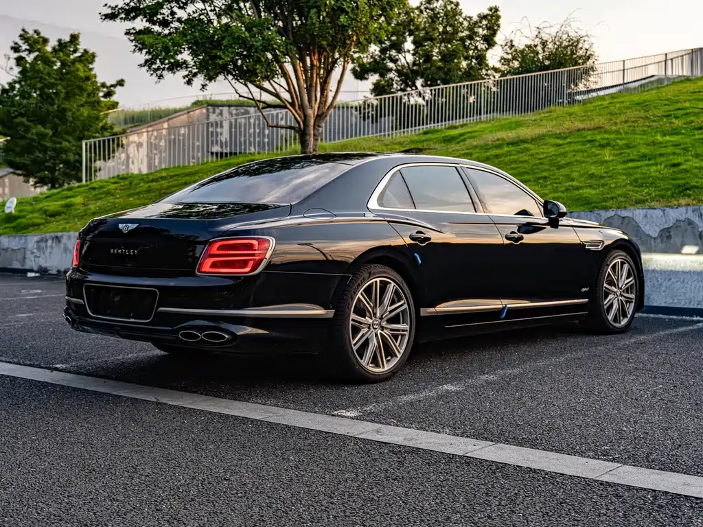 Bentley Flying Spur PHEV — миниатюра 14