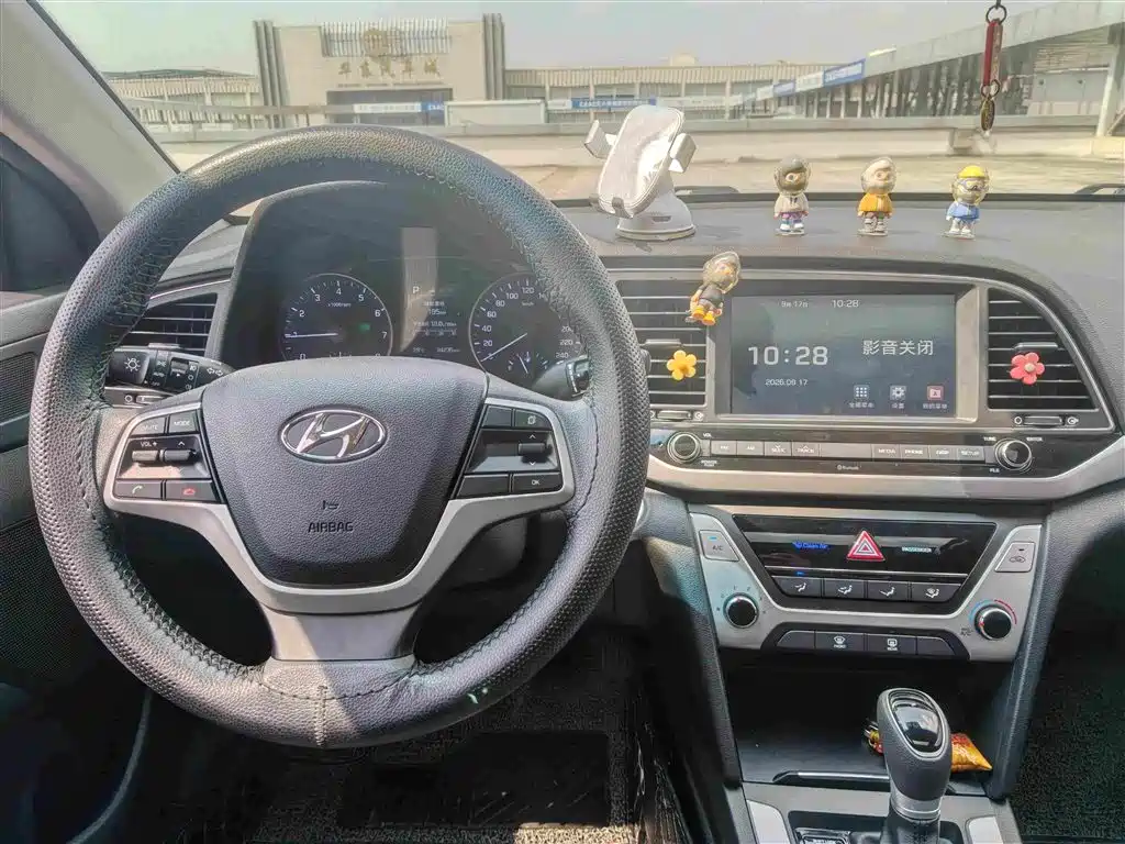 Hyundai Elantra — миниатюра 9