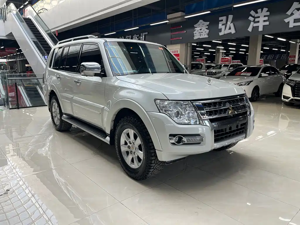 MITSUBISHI PAJERO