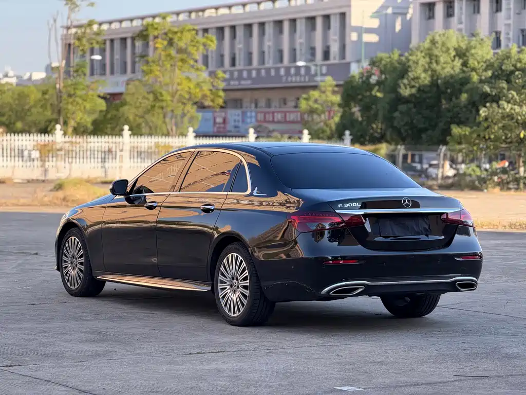Mercedes-Benz E-Class — миниатюра 9