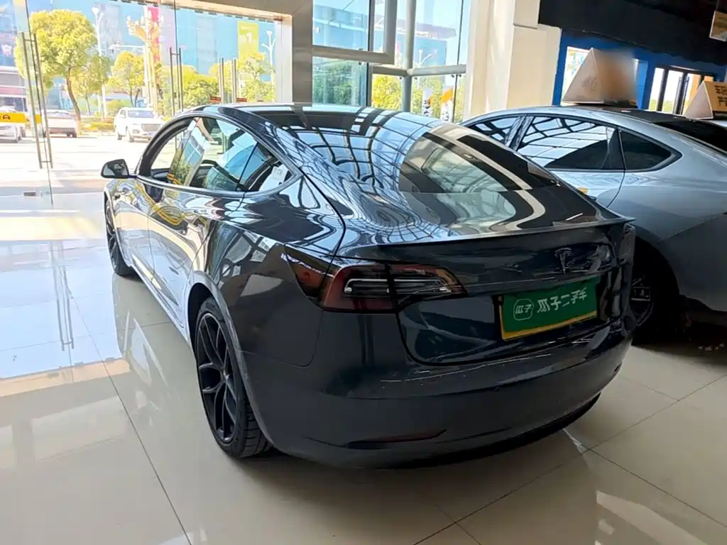 Tesla Model 3 — миниатюра 5