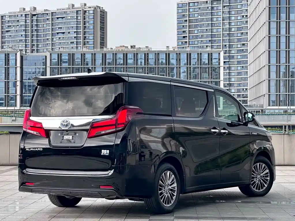 Toyota Alphard — миниатюра 8