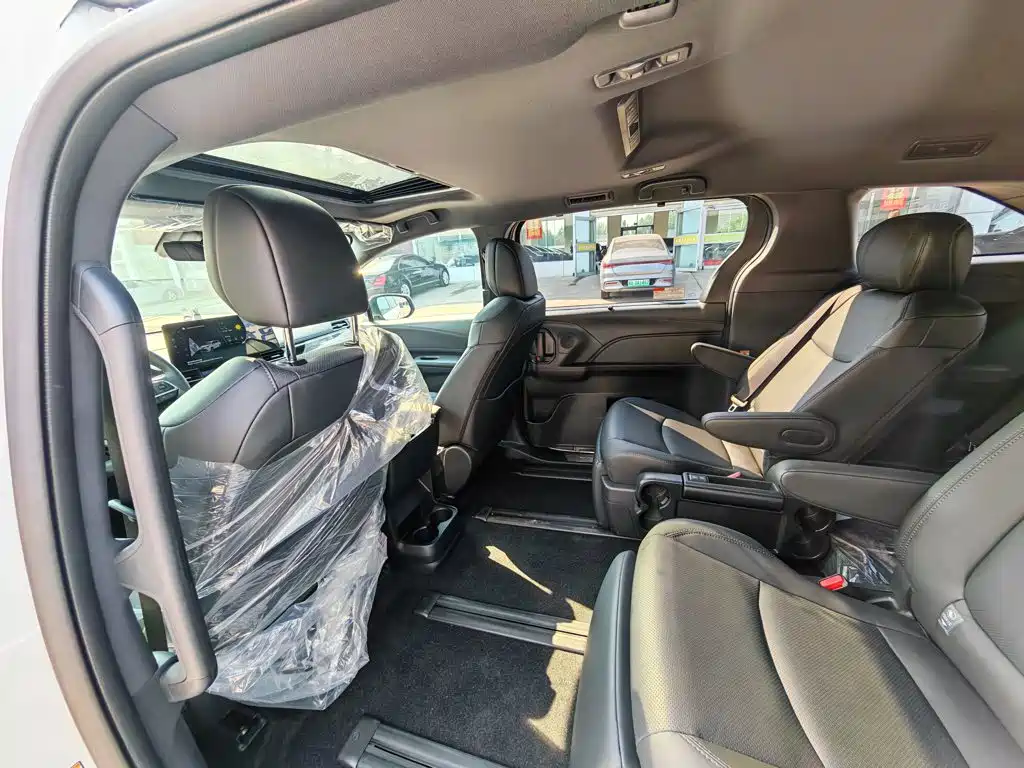 Toyota Sienna — миниатюра 16