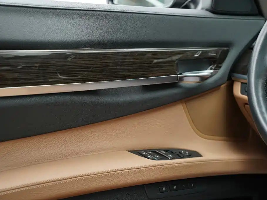 BMW 7 Series — миниатюра 29