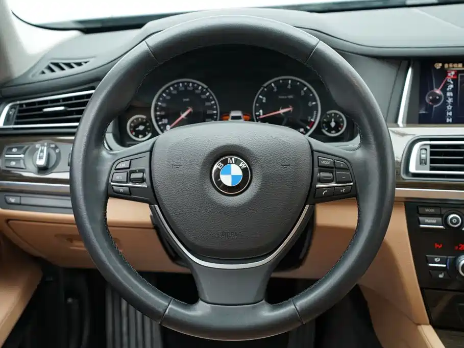 BMW 7 Series — миниатюра 28