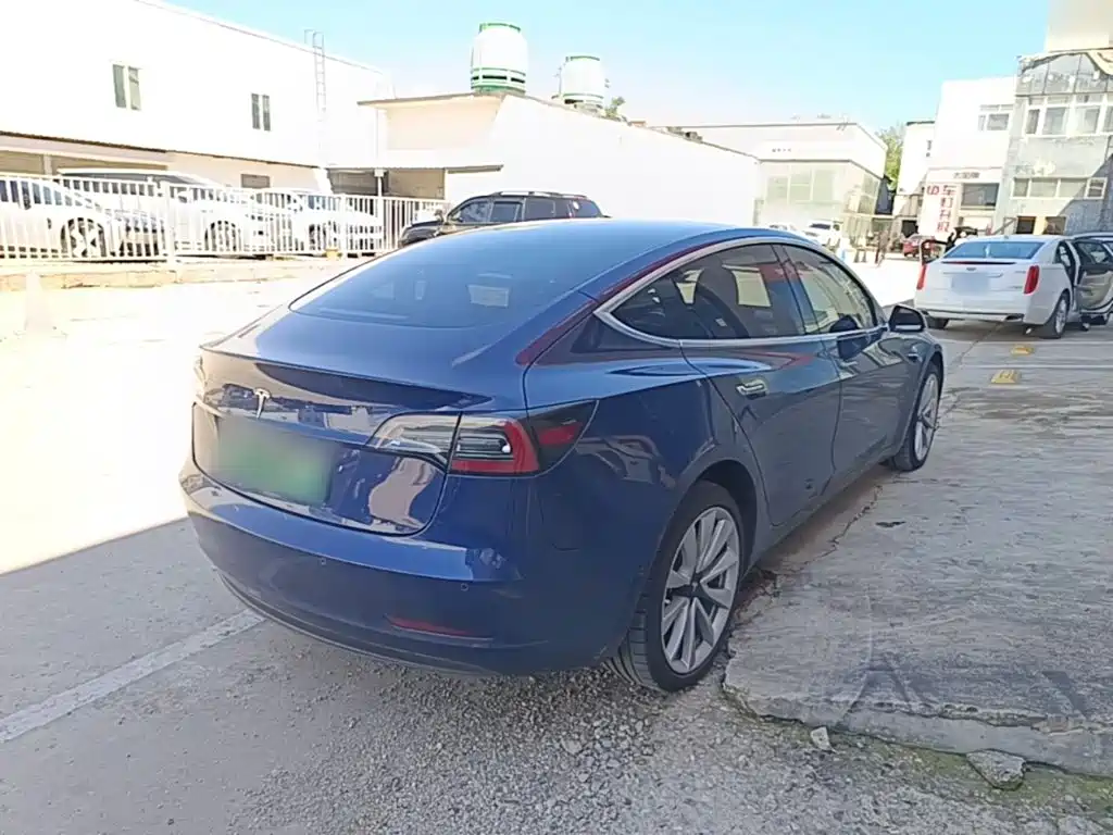 Tesla Model 3 — миниатюра 7