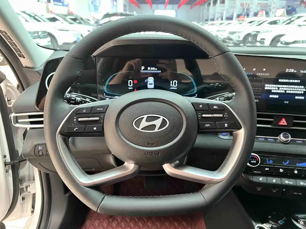 Hyundai Elantra 2023 1.5L CVT LUX Luxury