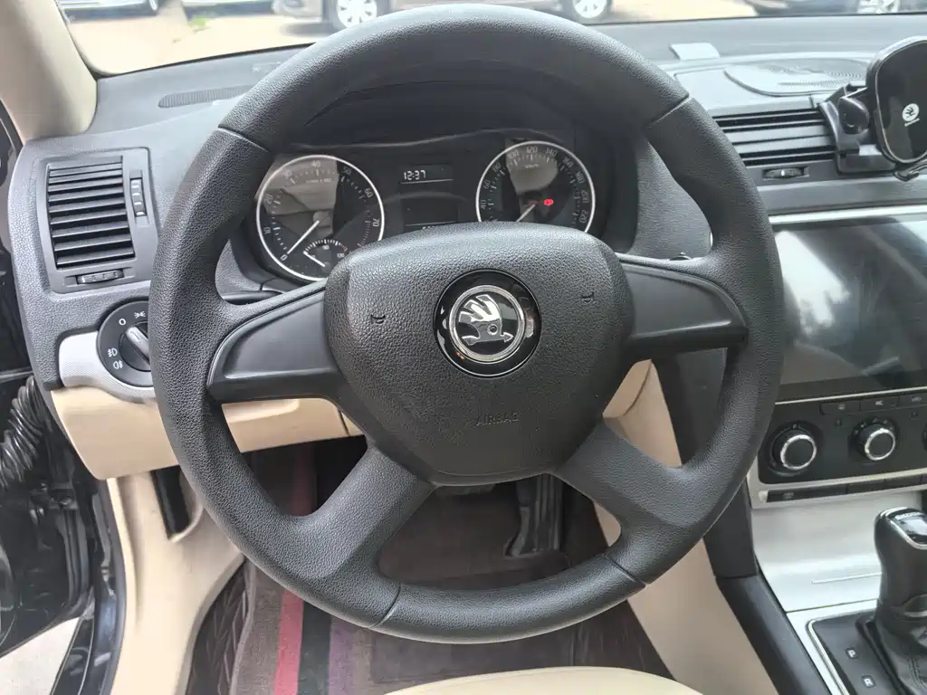 Skoda Octavia 2015 1.6L AT