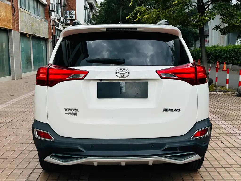 Toyota RAV4 — миниатюра 8