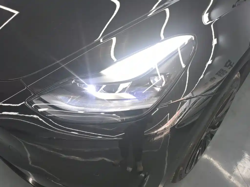 Tesla Model Y — миниатюра 24