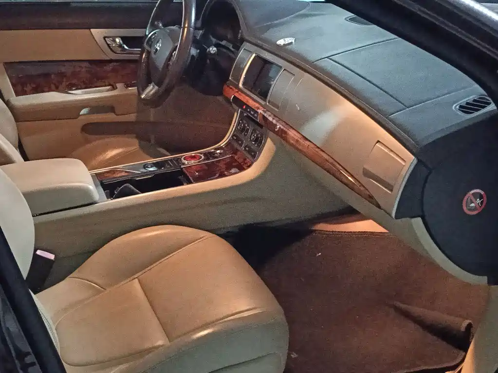 Jaguar XF — миниатюра 5