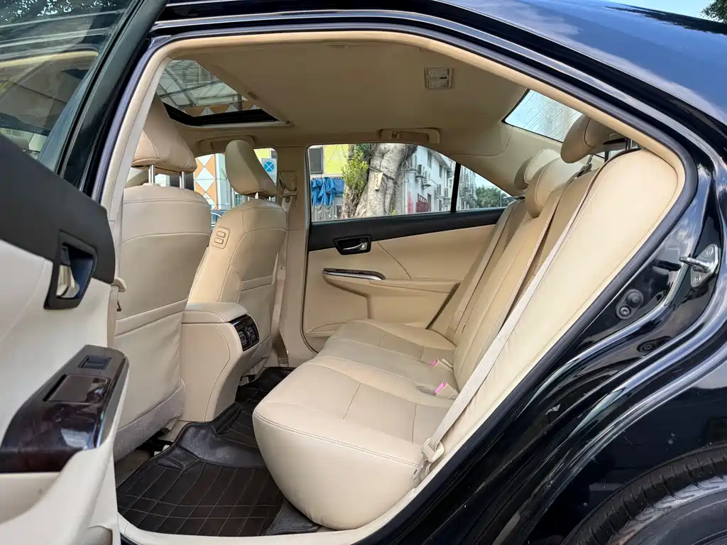 Toyota Camry — миниатюра 5