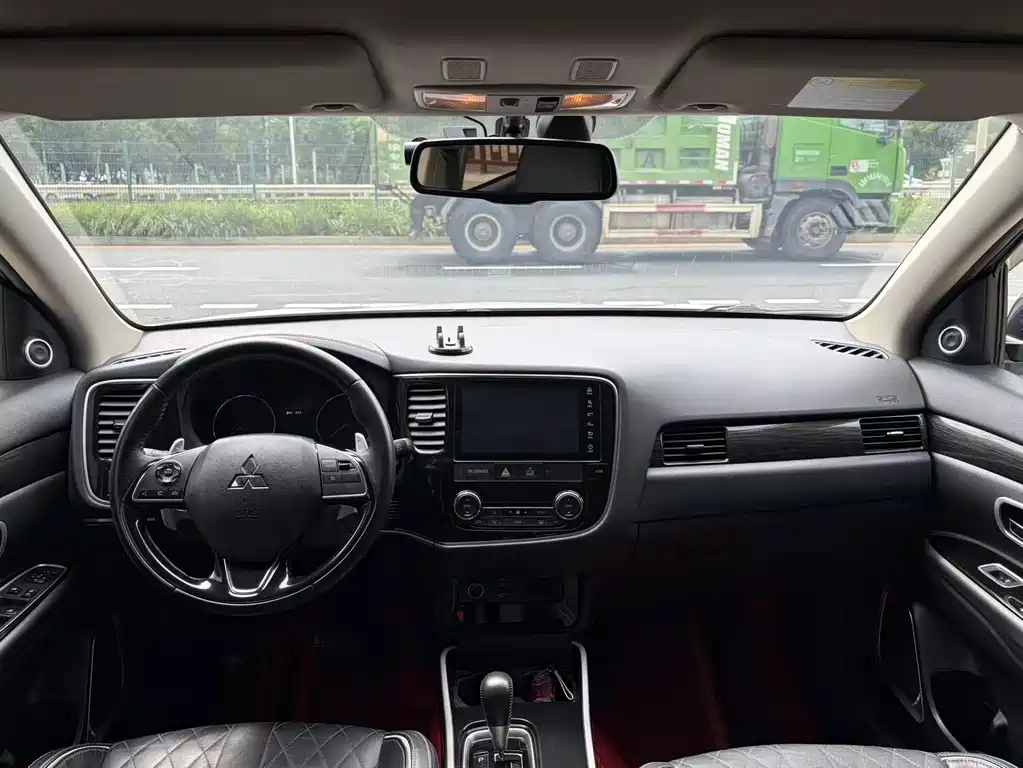 Mitsubishi Outlander — миниатюра 10