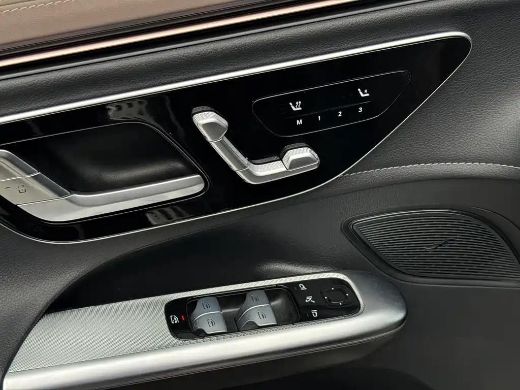 Mercedes-Benz EQE SUV — миниатюра 8