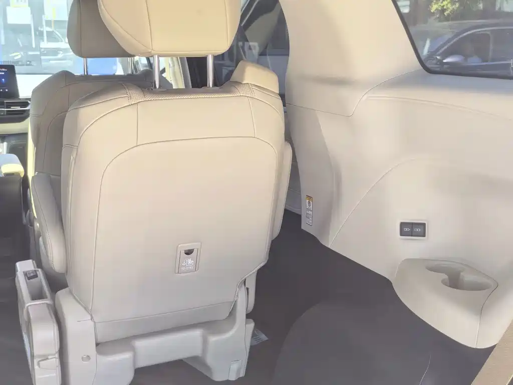 Toyota Sienna — миниатюра 16