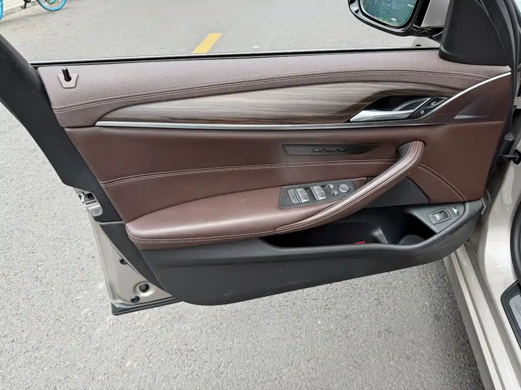 BMW 5 Series New Energy — миниатюра 6