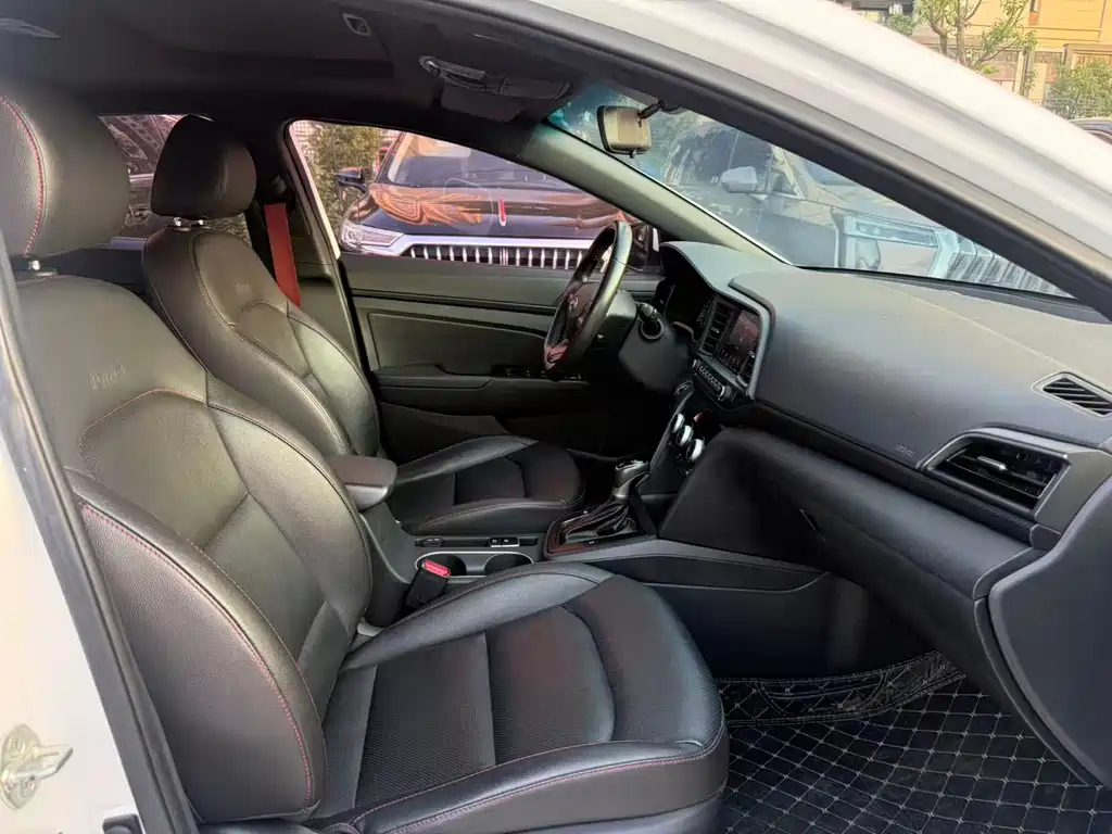 Hyundai Elantra — миниатюра 10