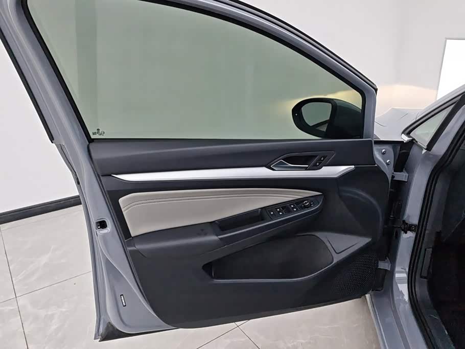 Volkswagen Golf 1.4 л 2021 г. Серебристо-серый, пробег 42500 км