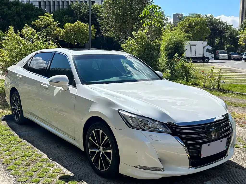Toyota Crown — миниатюра 3