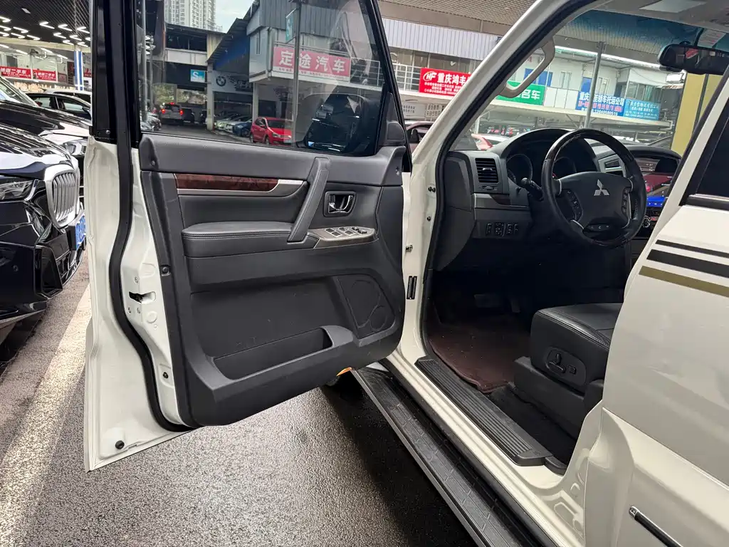 Mitsubishi Pajero (Import) — миниатюра 17