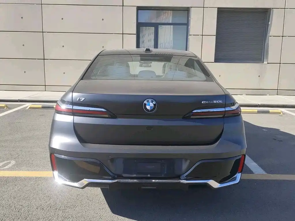 BMW I7