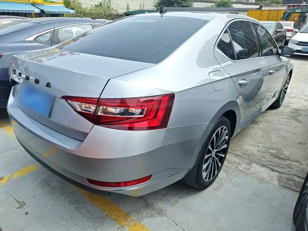 Skoda Superb — миниатюра 7