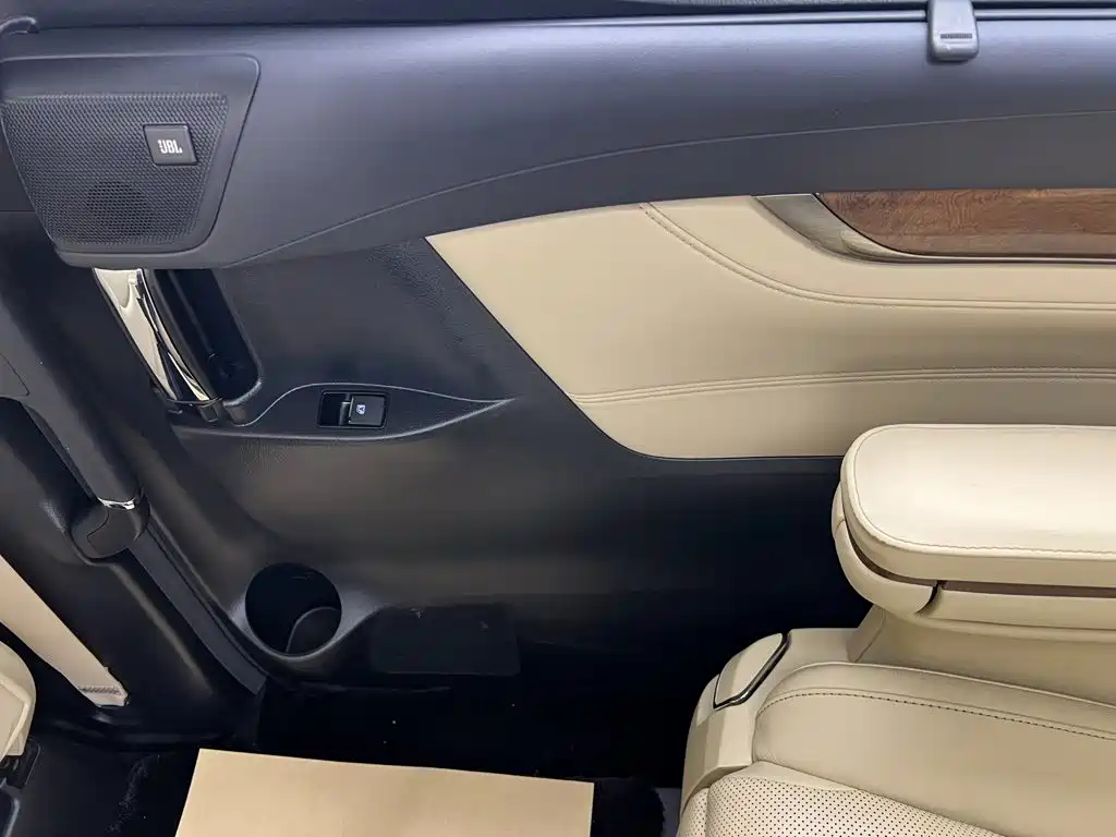 Toyota Alphard — миниатюра 38