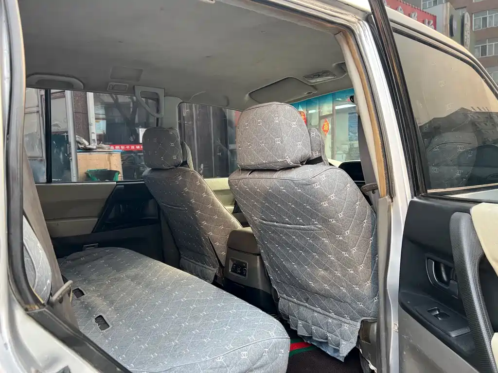 Mitsubishi Pajero — миниатюра 10