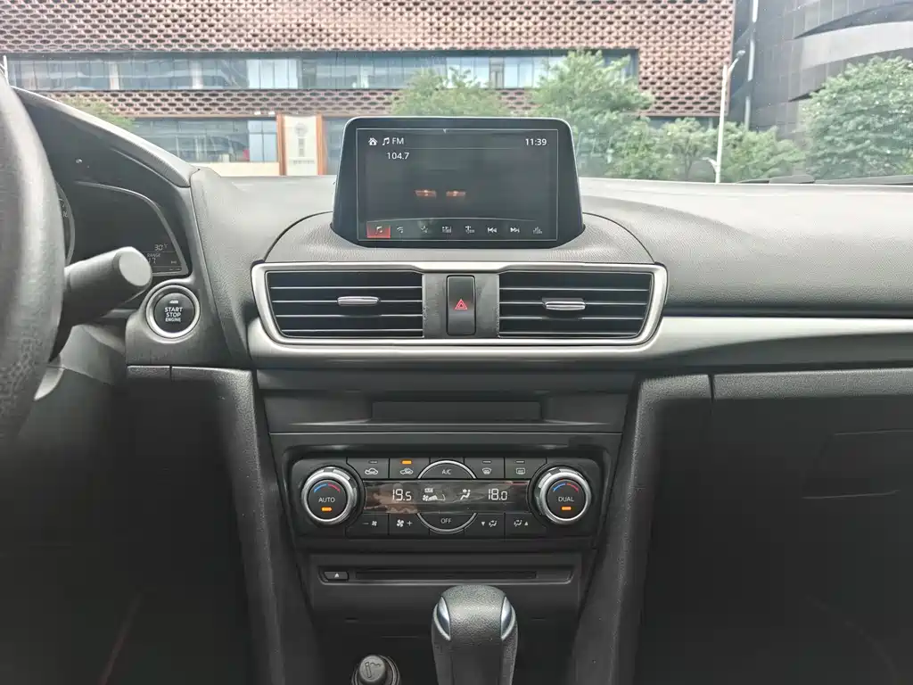 Mazda Mazda3 3 2017 1.5L AT Luxury VI