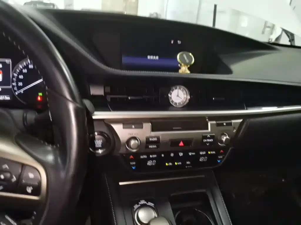 Lexus ES — миниатюра 13