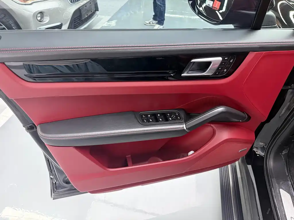 Porsche Cayenne — миниатюра 6
