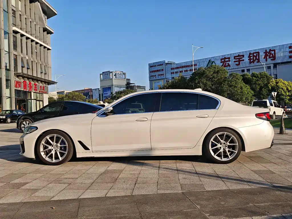 BMW 5 Series — миниатюра 7
