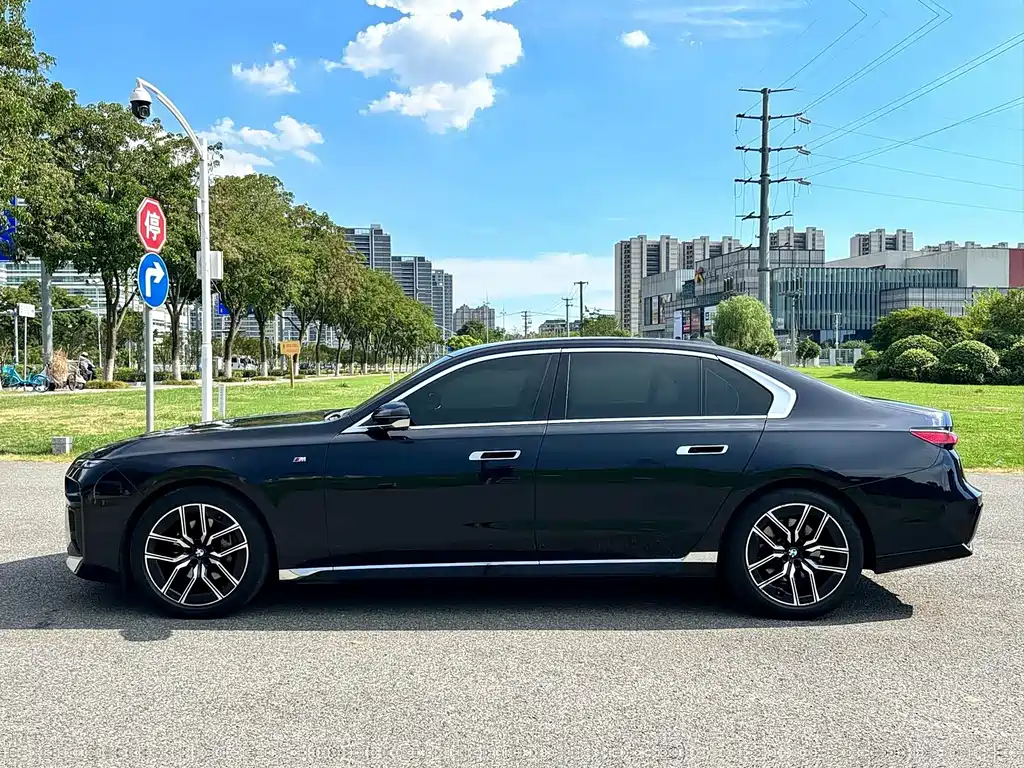 BMW 7 Series — миниатюра 9