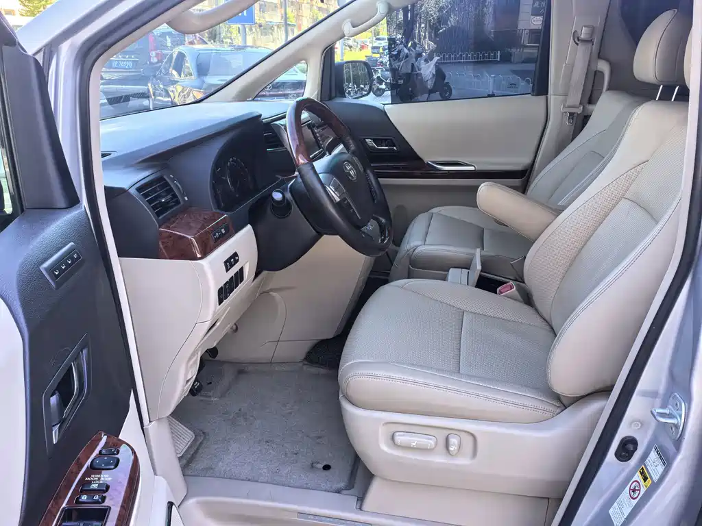 Toyota Alphard — миниатюра 25