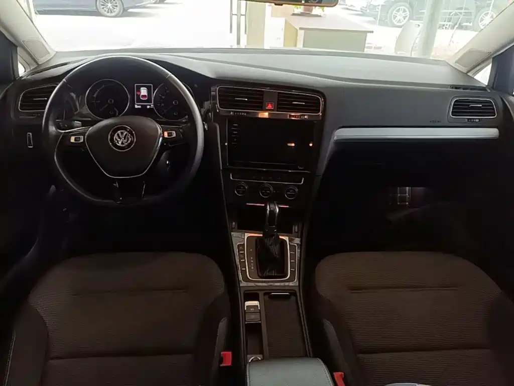 Volkswagen Golf EV — миниатюра 10