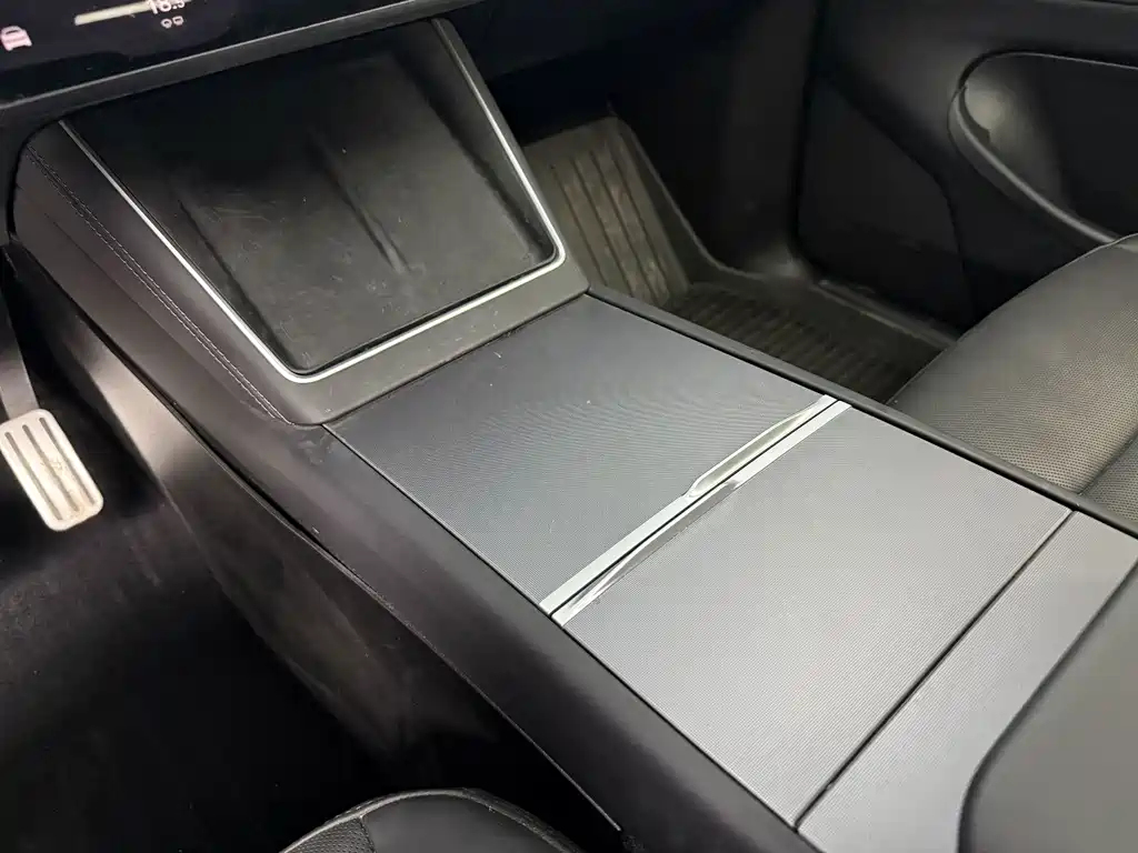 Tesla Model Y — миниатюра 9