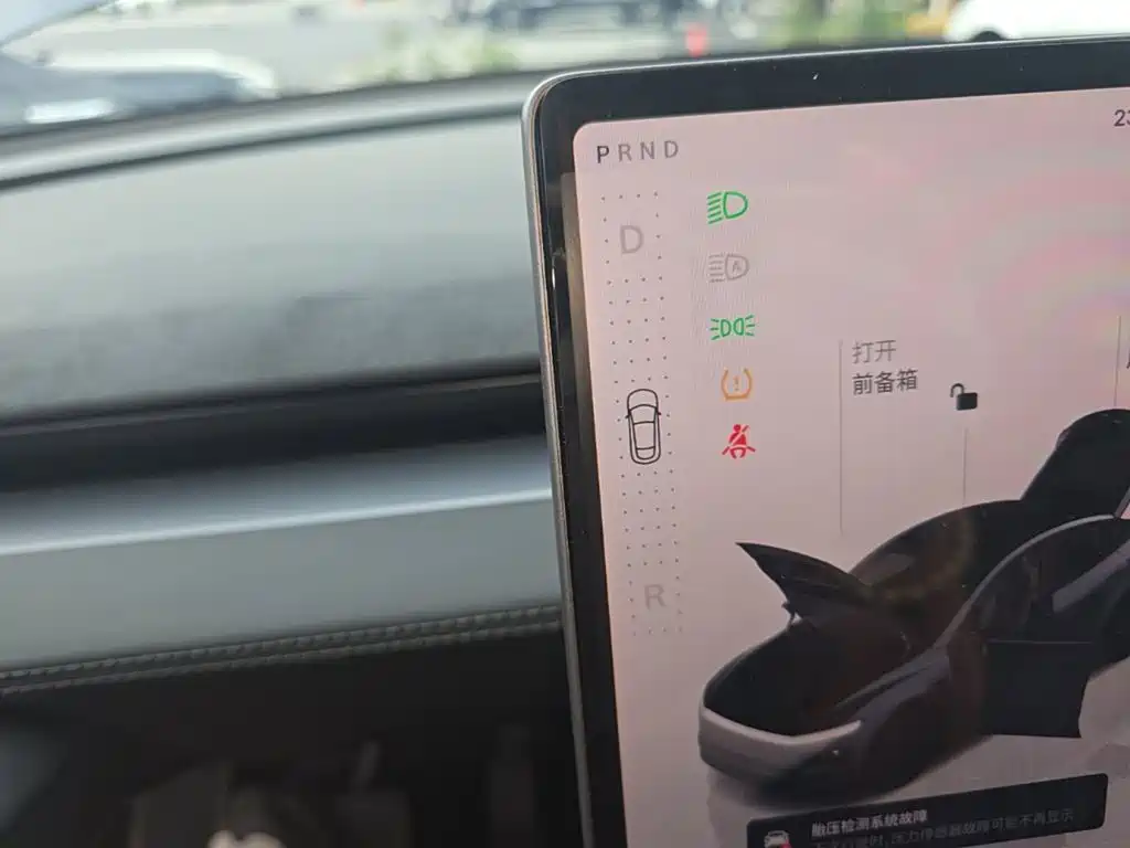 Tesla Model Y — миниатюра 14
