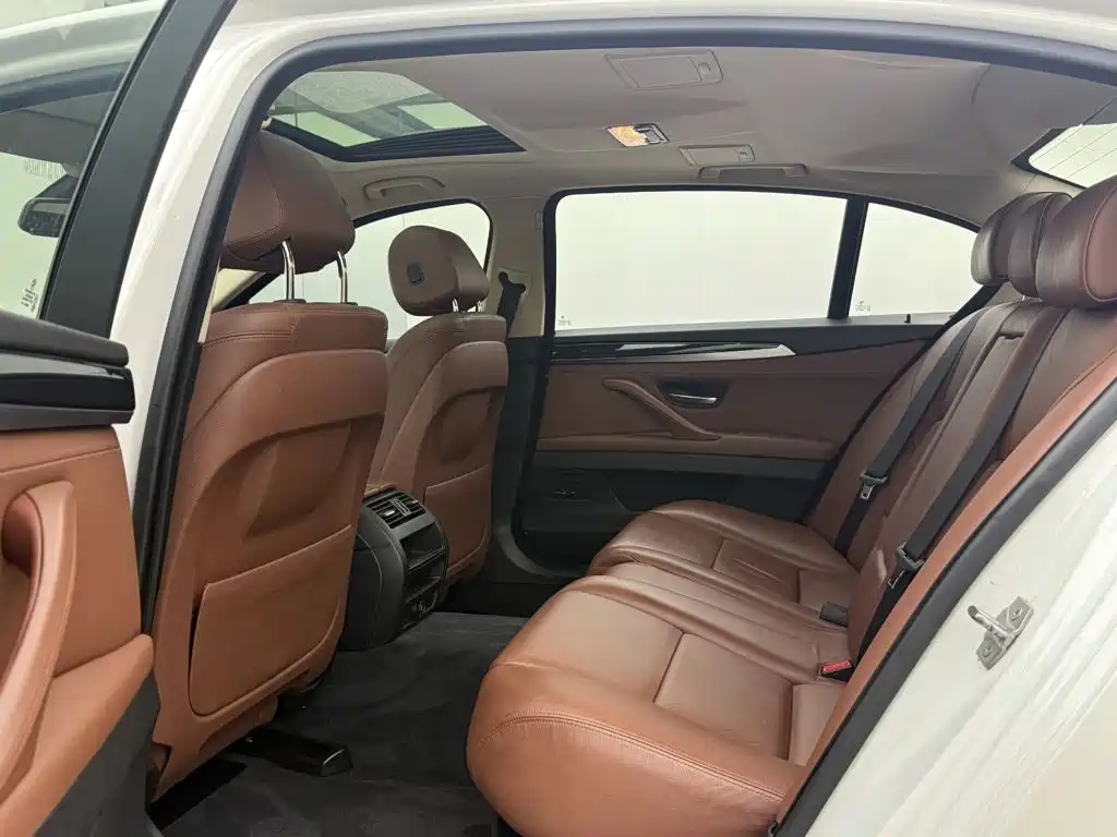 BMW 5 Series — миниатюра 7