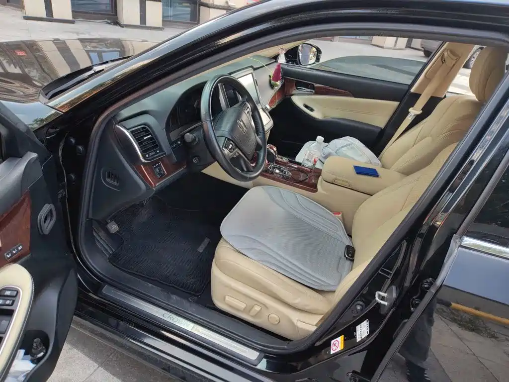 Toyota Crown — миниатюра 8