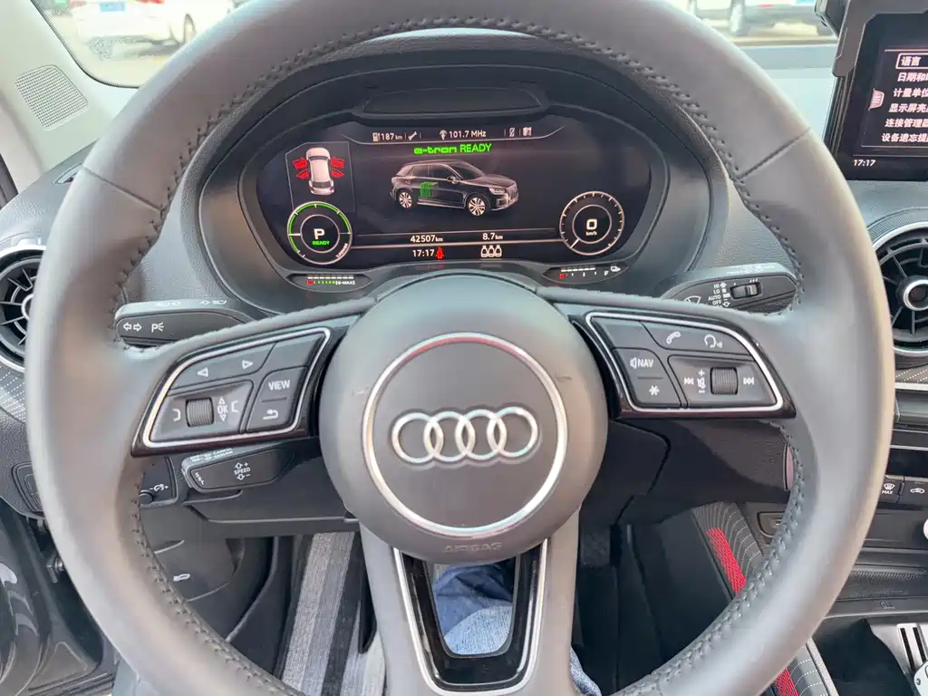Audi Q2L e-tron — миниатюра 8