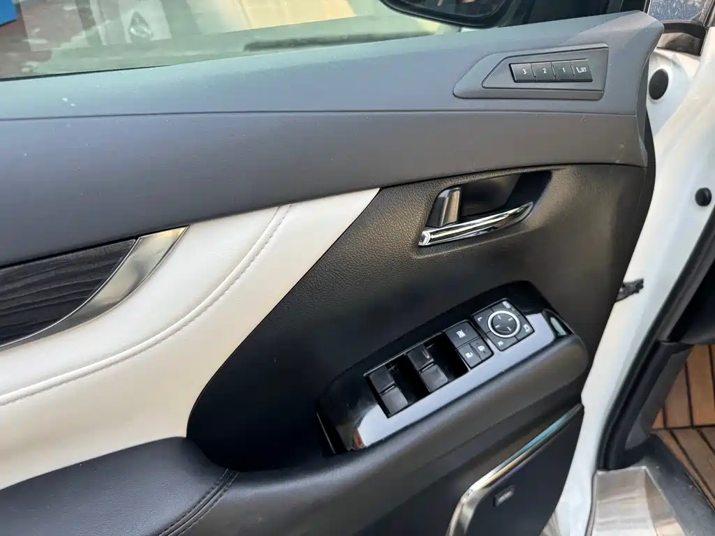 Lexus LM — миниатюра 20