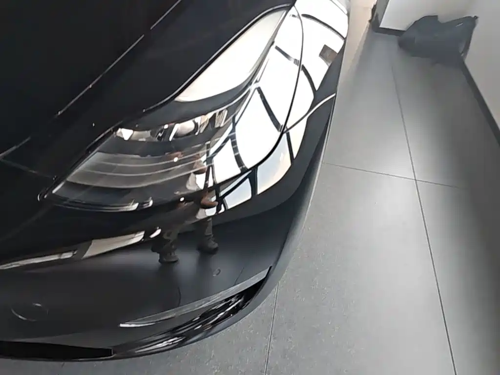 Tesla Model Y — миниатюра 24