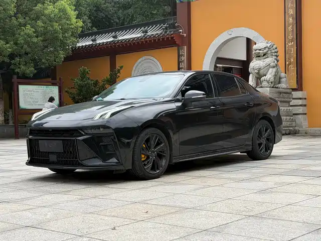 Lynk & Co 03