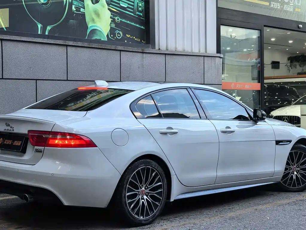 Jaguar XE — миниатюра 5