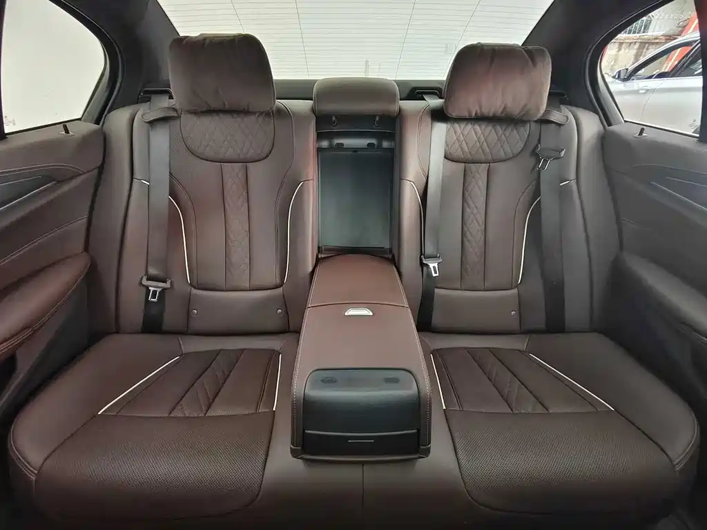 BMW 5 Series — миниатюра 11