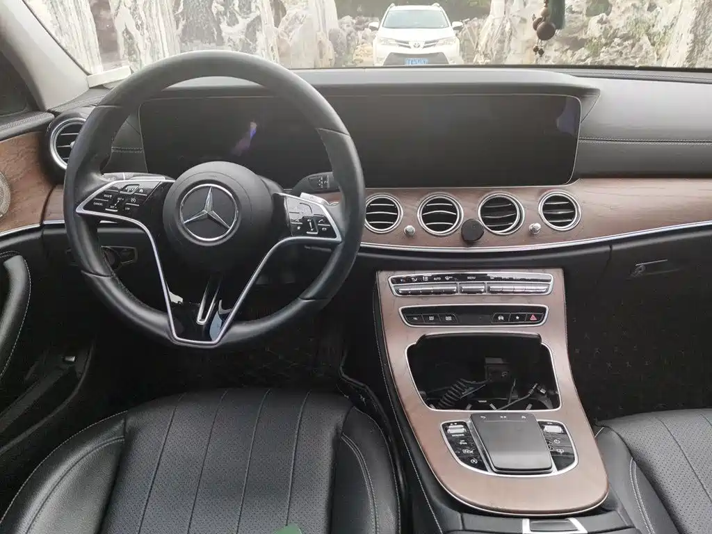 Mercedes-Benz E-Class — миниатюра 6