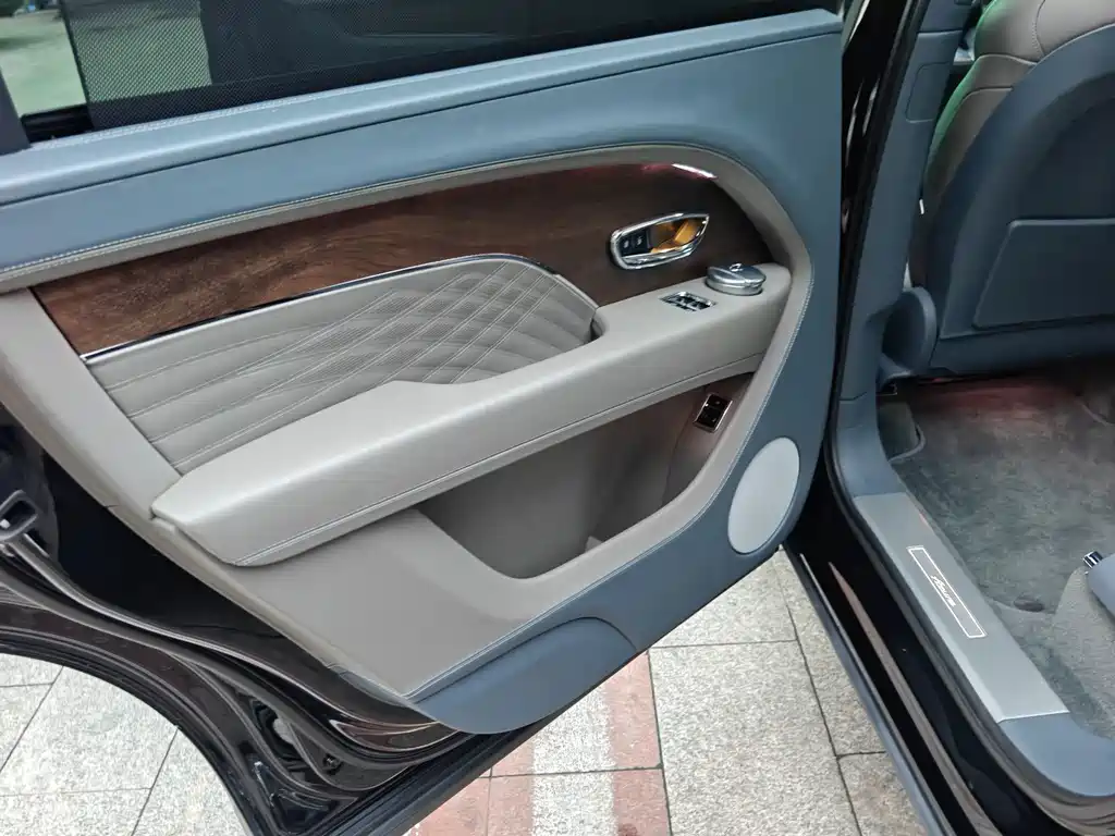 Bentley Bentayga — миниатюра 10