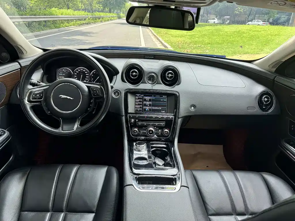 Jaguar XJ — миниатюра 18